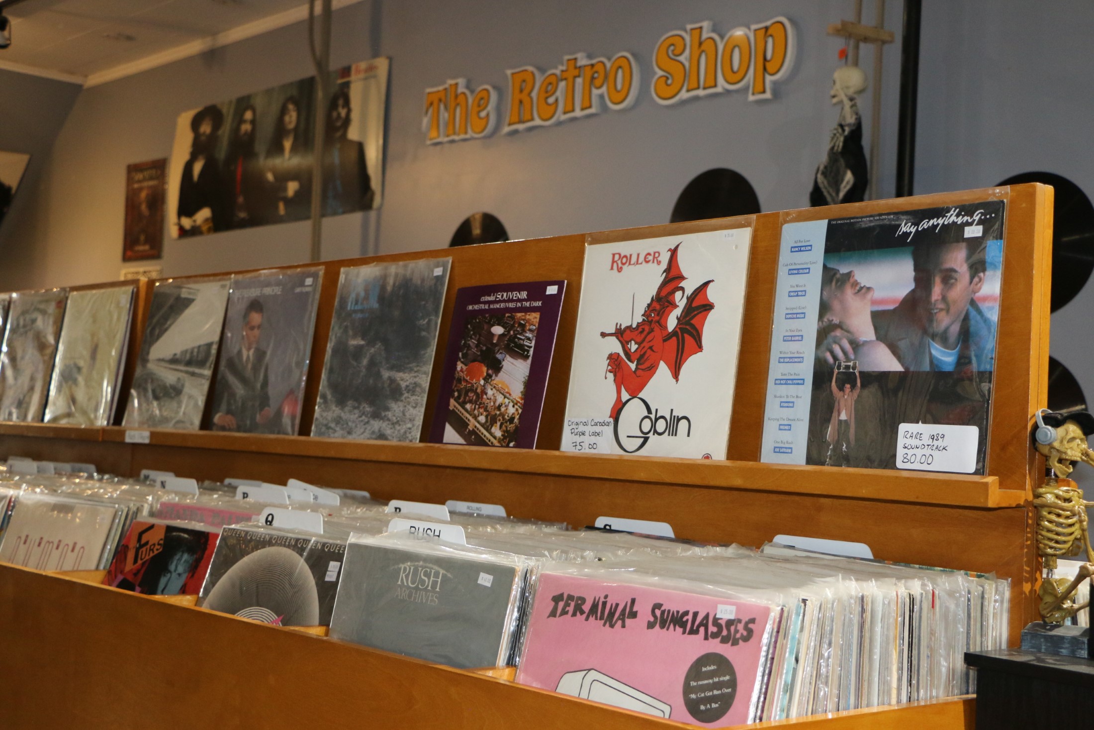gnier Nødvendig dragt That Old Retro Store Buys & Sells Vinyl Records